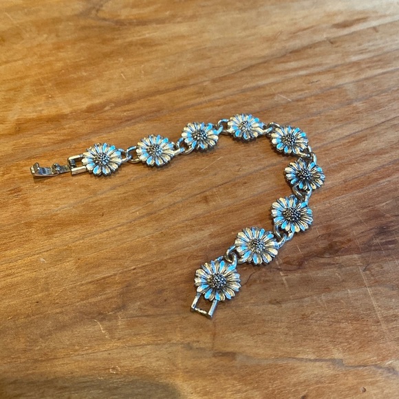 “Daisy Chain” Tennis Bracelet - Picture 3 of 5